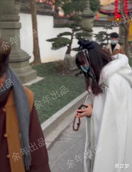 杭州一寺庙内,女子摸老和尚佛珠,老和尚直接松手离开