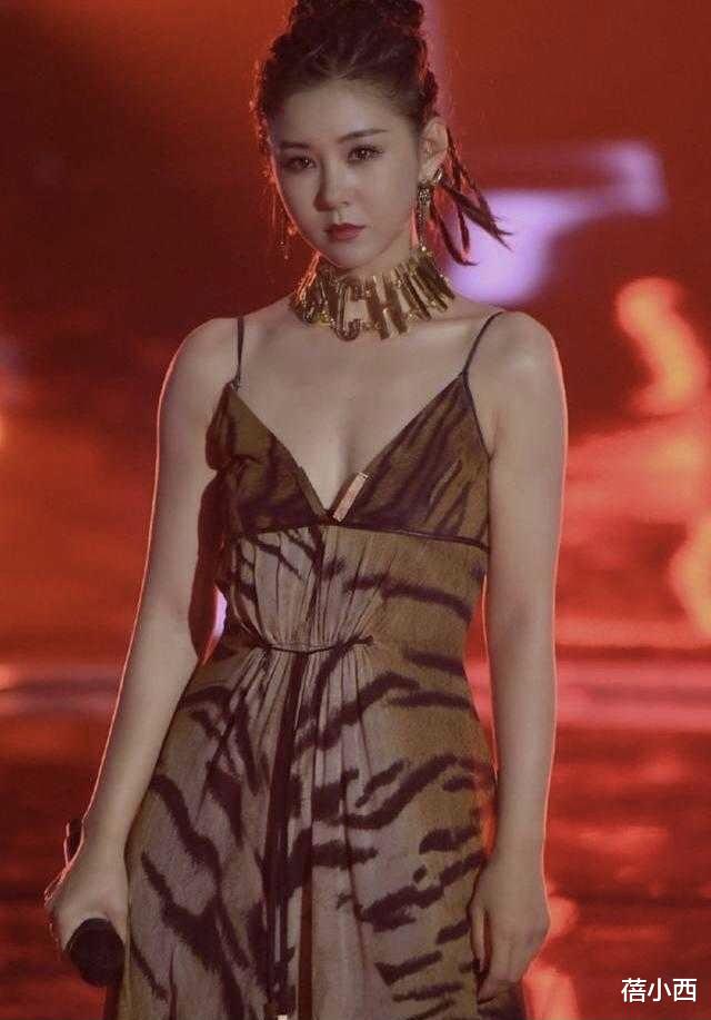 蓓小西|李小萌瘦了更有“尤物资本”，一袭裸色纱裙配盘发，显得身段更好