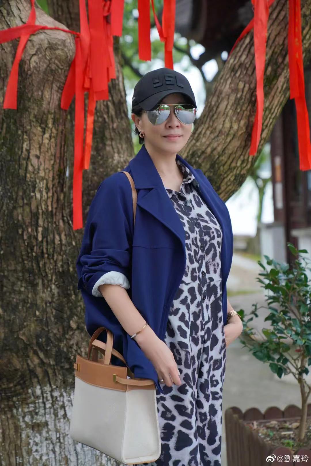 加菲猫说时尚|刘嘉玲一家烧香祈福！母亲背40万包露富了，弟媳红毛丝袜太不得体了