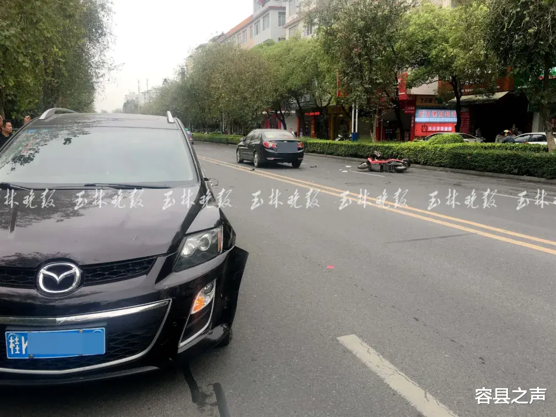 容县之声 怎么发生的？广西一辆SUV撞飞电动车，女骑手送医！