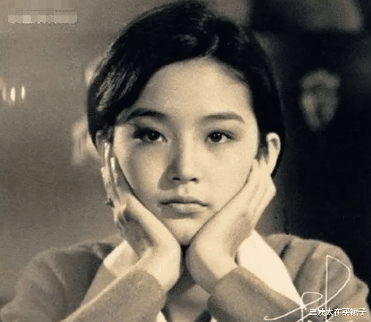 三姨太在买裙子 邓丽君林青霞“情敌”变闺蜜！这个女人做了什么？让林青霞都爱她