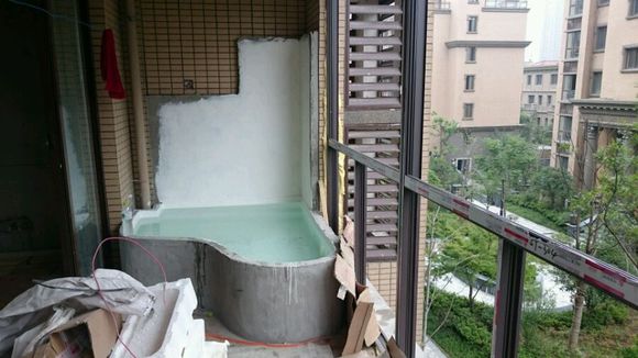 |在自家阳台上砌个鱼池,成本不过1000块,邻居看完都说好!