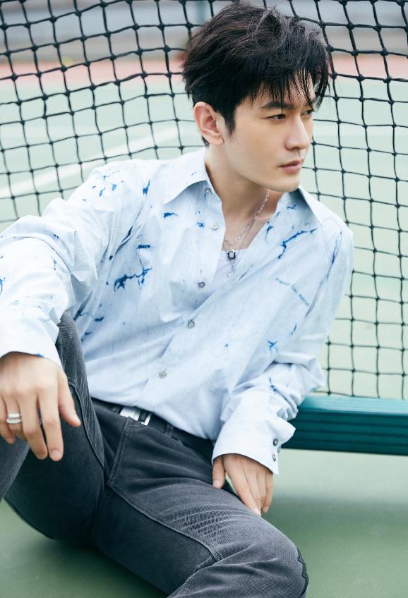 黄晓明|黄晓明减龄打扮如少年，脚上鞋子引关注：是baby给他选的吗