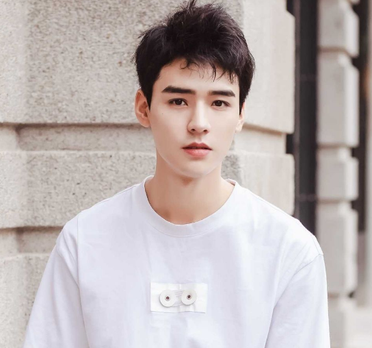 龚俊|人民日报公布4月青春力男演员榜：龚俊跌至第6，榜首是娃娃脸的他