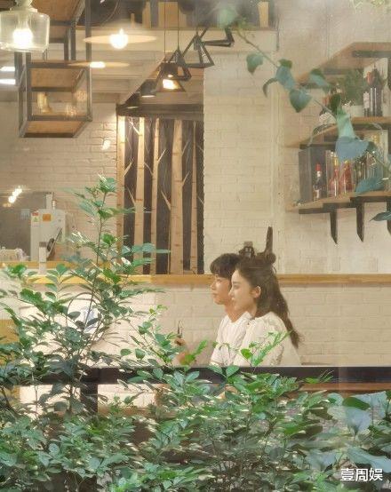 古力娜扎|偶遇古力娜扎刘以豪现身街头，开奔驰跑车拍戏，CP感十足！