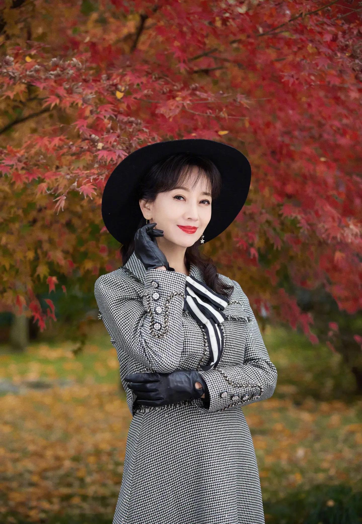 何炅|岁月不败美人，不老女神“白素贞”赵雅芝近况，艳丽依旧，端庄去初