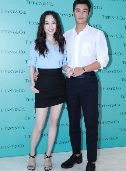 何有强|杜江和娇妻霍思燕出席活动秀恩爱，蓝色衬衫搭配黑色短裙，超洋气