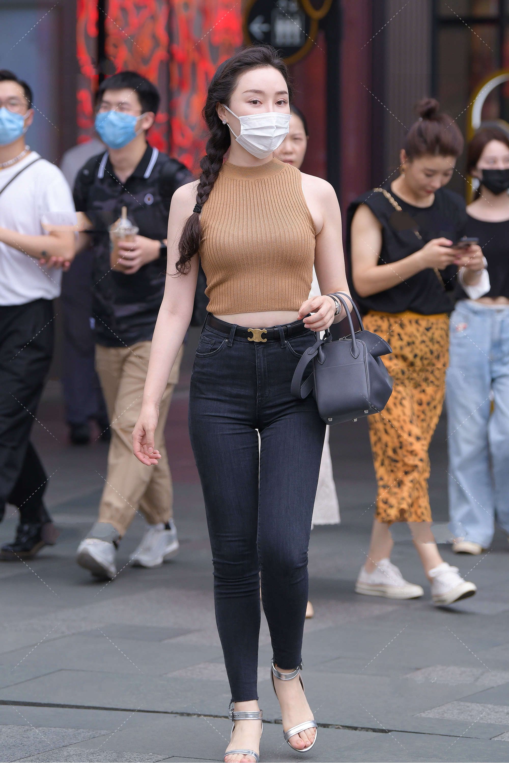 穿衣搭配|卡其色小上衣搭配深色牛仔裤，独辫的发型经典大气，增添色彩