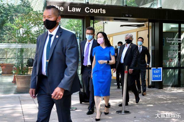 肖战|孟晚舟穿宝石蓝短裙戴脚镣走出巨星名缓范，久违现身太惊艳