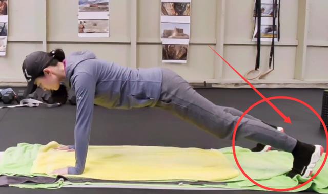 刘亦菲|刘亦菲更新健身房日常照，脚上“鞋子”却成焦点：是对教练的尊重