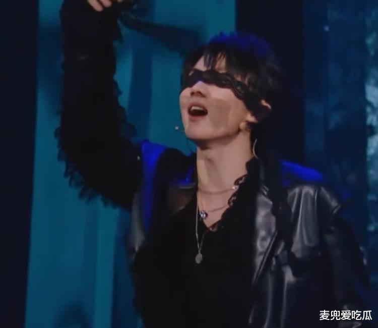 马嘉祺|马嘉祺再惹争议？用蕾丝蒙眼跳舞，网友指责没有阳光之气