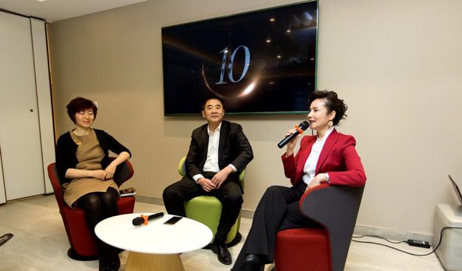 方脸妹说时尚|央视主播徐俐退休首次晒照，穿西装走猫步似女星，60岁退休太可惜