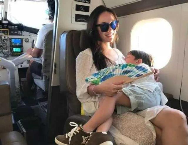 霍思燕|有钱就是豪横！霍思燕被拍用名牌包装爱犬，包包保守估计价值几万