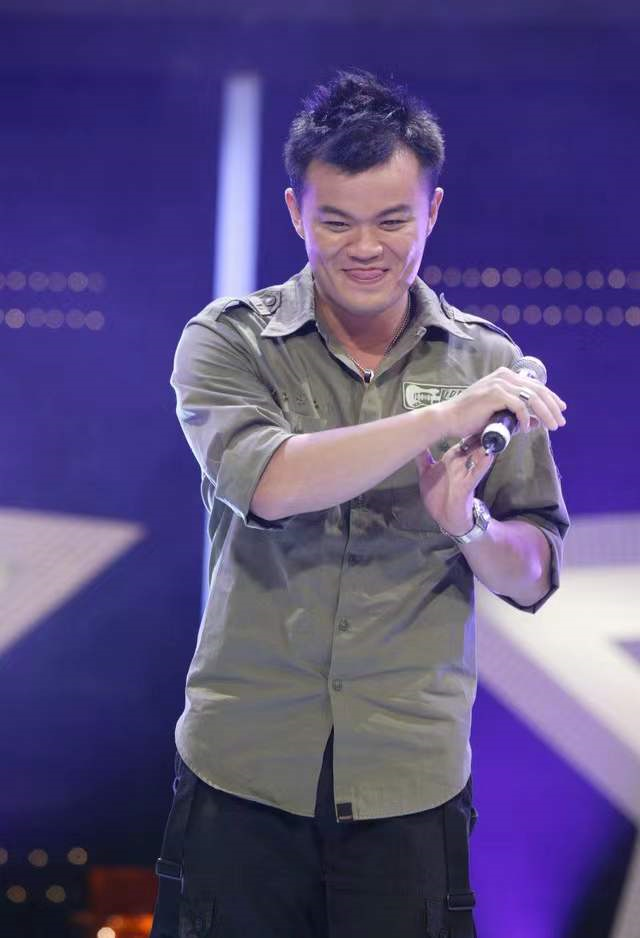 维修工|40岁男星转行当维修工!穿旧衣搬重物修空调,自称认真过生活就好