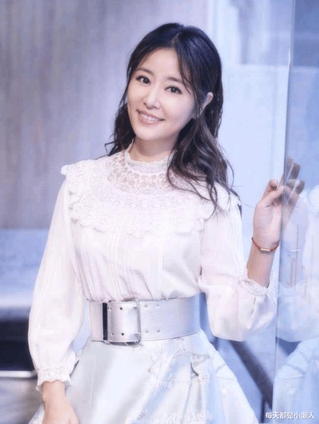 穿衣搭配|林心如造型又踩雷，古风裙装却要搭配波浪卷发，还暴露腋下赘肉