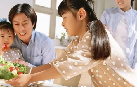 林茜文|什么？还要训练孩子如何给人递东西？