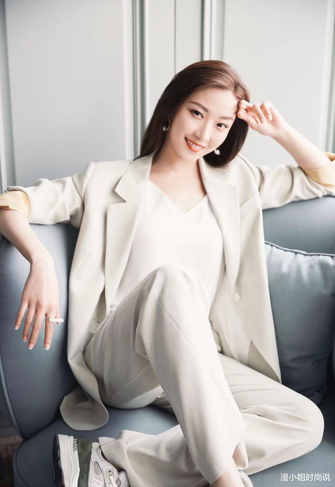 小姐姐|新一年想学小姐姐穿西装风,搭配一双运动鞋就可以去约会了