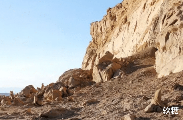 外星人 百米铁管横穿过山体，像是“外星人”遗址，奥秘至今未能解开