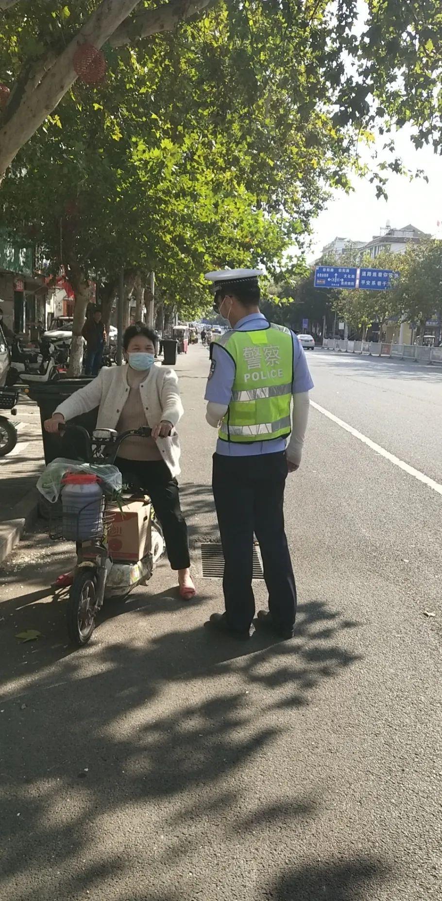 电信诈骗 鹿邑交警10月11日曝光一批闯红灯、逆行、不戴头盔的“骑士们”！
