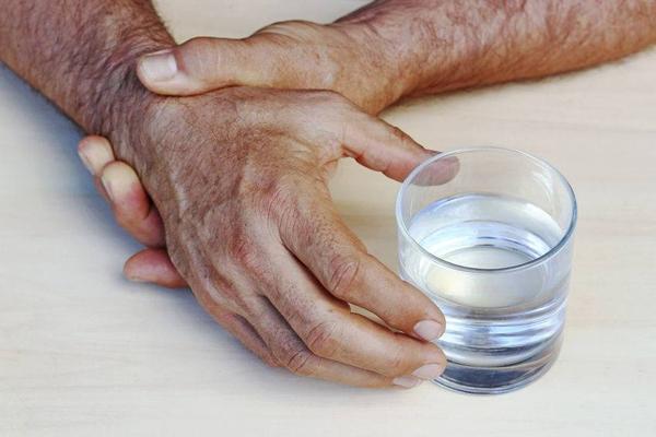 医说健康 帕金森来临前，身体或有这4种症状，若发现，及时检查控制病情