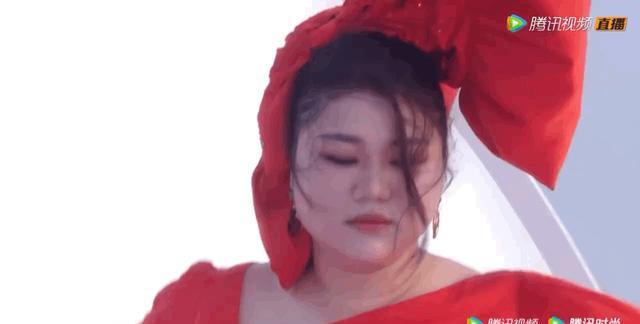 王建国|GQ红毯：热巴改台本，李现穿裙子，杨天真撞衫王嘉尔