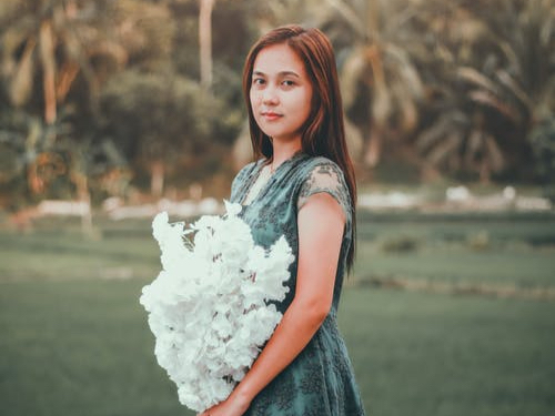 天亮了|“孩子爸爸呢，他不能来接吗？”女儿老师的话，女人听后委屈哭了