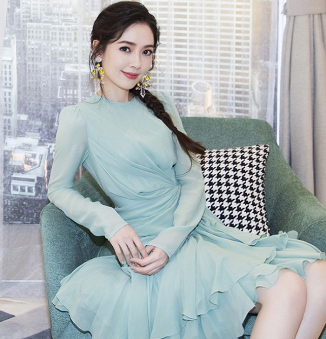 薄荷|李湘的胖一点不影响她的美,一袭薄荷绿色镂空裙,清新高雅还藏肉