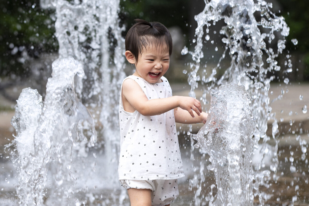 爸妈盒子|萌娃用手钓螃蟹，蟹钳夹手一边流泪一边装袋，场面令家长笑哭