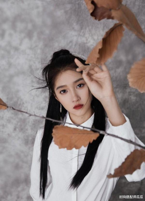 生肖|?关晓彤新造型美多了！清爽高马尾配“蓝耳朵”，鬼马少女元气满满