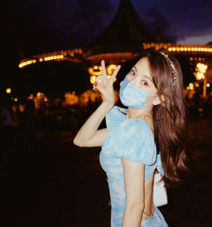 方媛|方媛嫁给郭富城后衣品开挂，穿挖背裙真招摇，当妈后越来有女人味