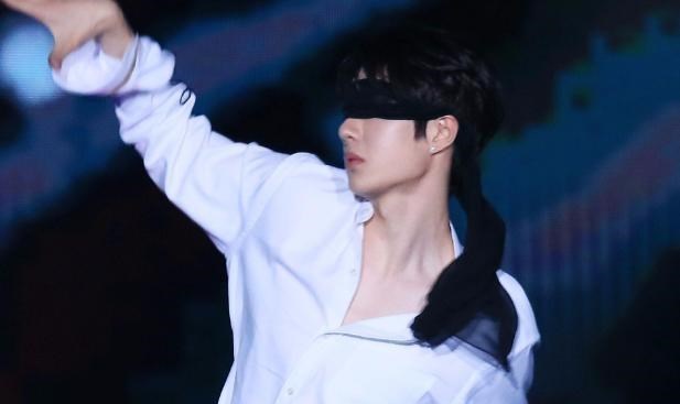 王一博|本以为王一博遗传了妈妈的美貌，看到父亲照片后，网友：太会长了