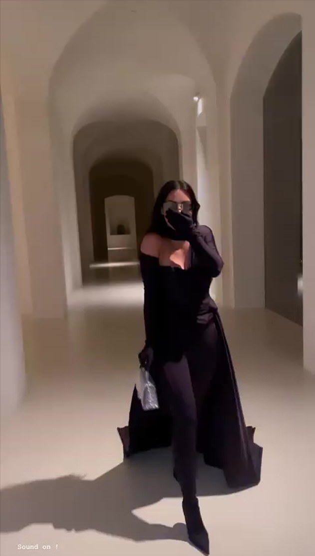 金·卡戴珊|金卡戴珊黑色斗篷造型太酷了！被小孩踩到裙摆好尴尬，保持女王范