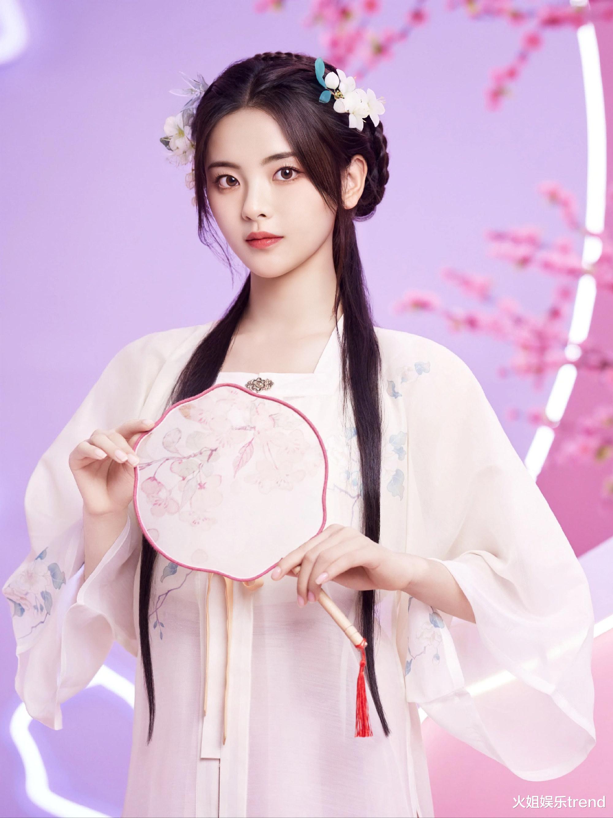 杨超越|杨超越为某品牌拍的广告，造型甜美似MV女主