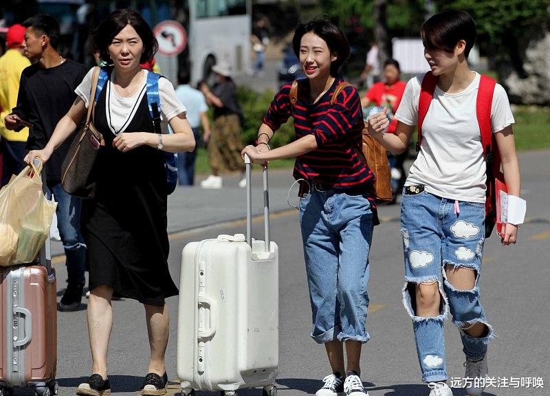 聚会|办公室的尴尬:被误解与美女同事穿情侣装