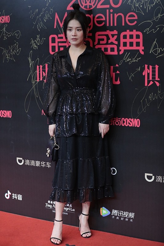 春夏穿搭|“因抑郁发胖”的马思纯依旧很美,西装配长裙挺职业范,超惊艳