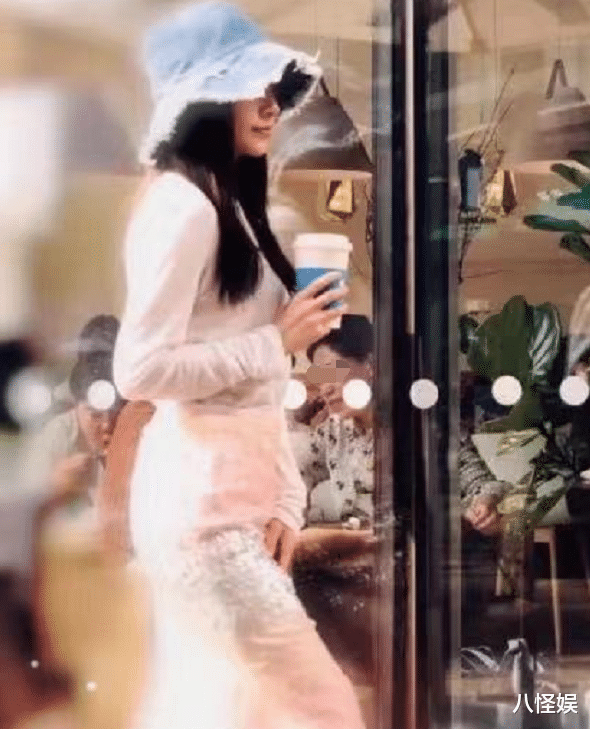 王灿|王灿晒老公视角美照,手捧咖啡展婀娜身姿,大赞杜淳拍照技术不错