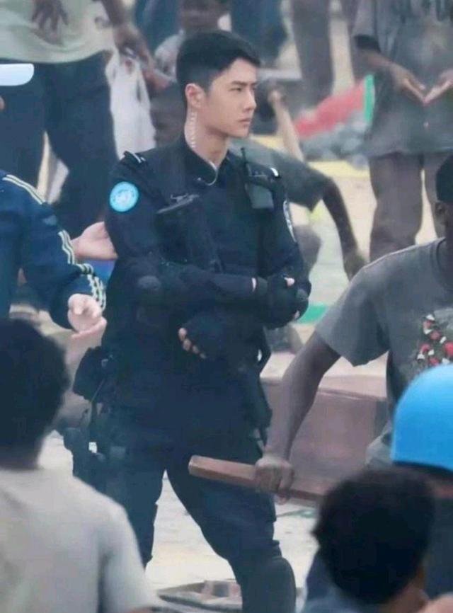 王一博|王一博路透被传出，粉丝“抛弃”陈宇，爬墙杨震