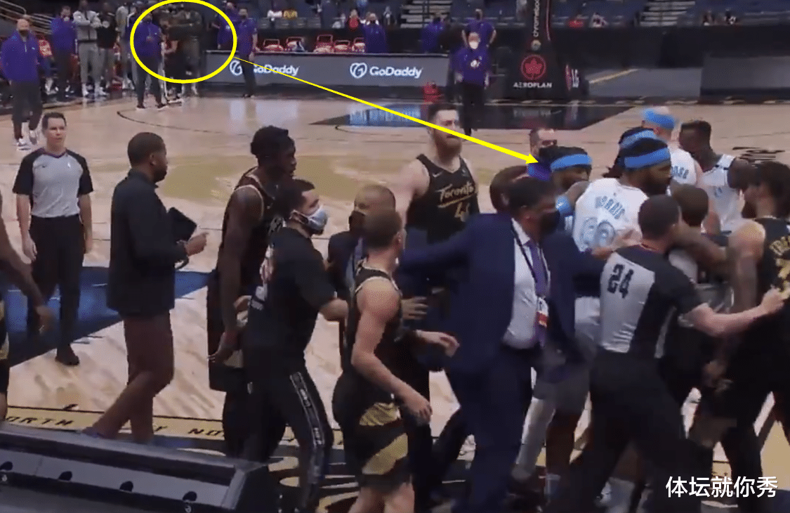 湖人隊|湖人猛龍沖突回放！20人亂作一團，詹姆斯目視全過程，誰注意塔克