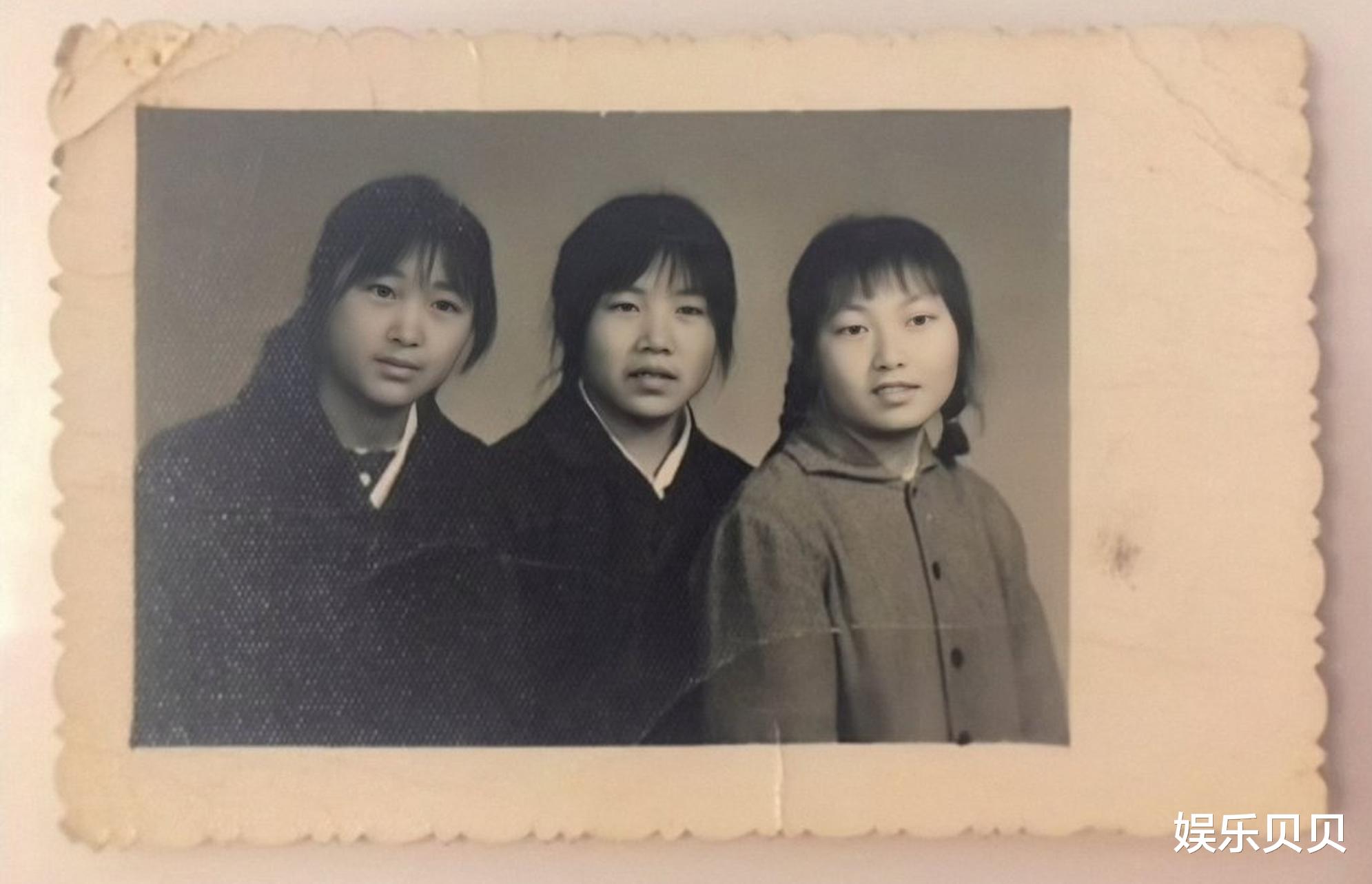 钟丽缇|李焕英年轻照曝光，扎双麻花辫穿纯棉印花衬衫，眉眼间酷似张小斐