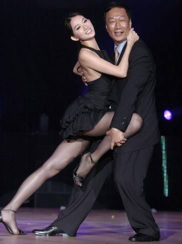 欧阳娜娜|百亿豪门女主人曾馨莹,34岁嫁58岁首富,连生三胎还想拼四胎