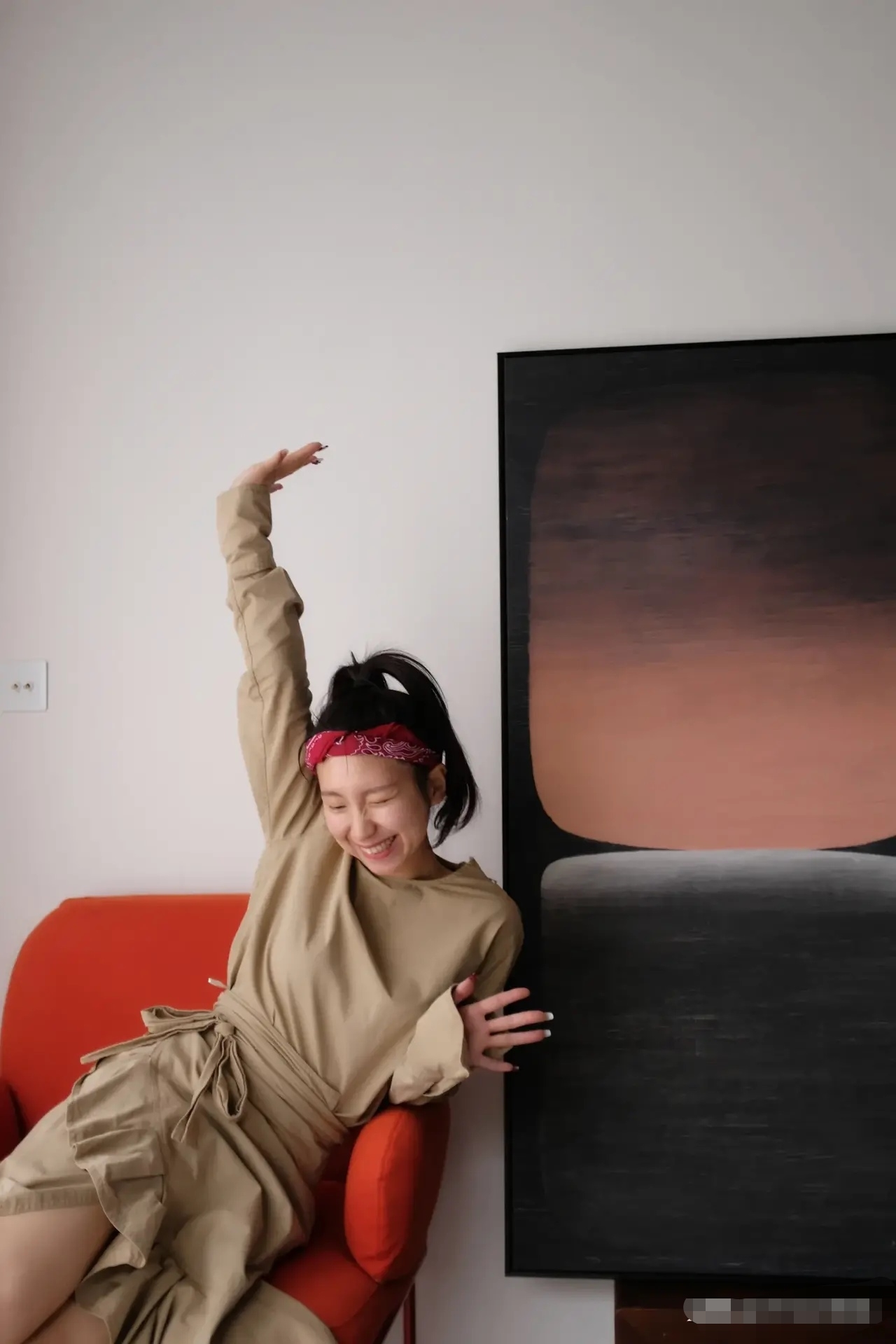 27君|不规则连衣裙配上有趣的头饰，满满的嘻哈风！