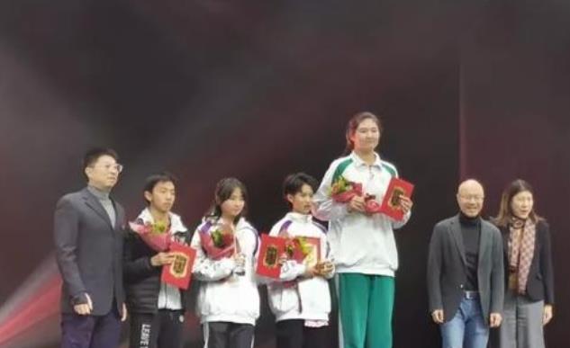 姚明|“女版姚明”出现，13岁身高2米27超过姚明，妈妈是前国手