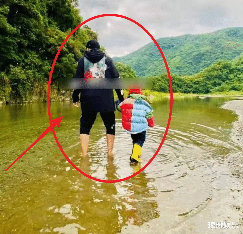 吴京|周杰伦昆凌带儿子一起出游，看清二人玩什么，原来这就是有钱人的快乐