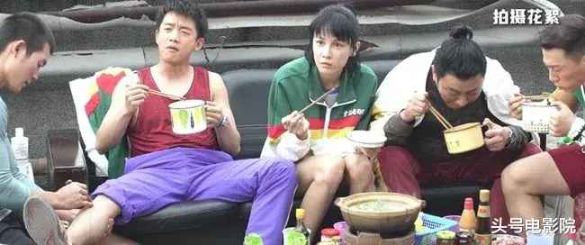 李晨|42岁李晨演17岁学生被嘲，张译留言调侃，网友让他给年轻人机会