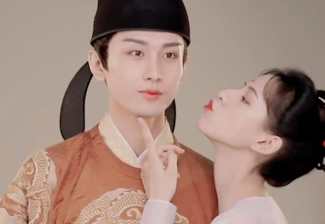 成毅|捏耳朵、戳鼻子、托下巴，成毅和张予曦搭档甜炸了，这狗粮我干了