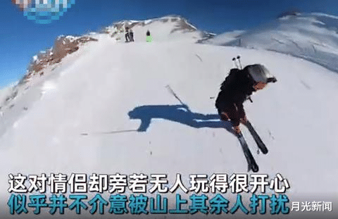 情侣零下两度在1200米山顶裸奔滑雪，目击者震惊：50年头一次见