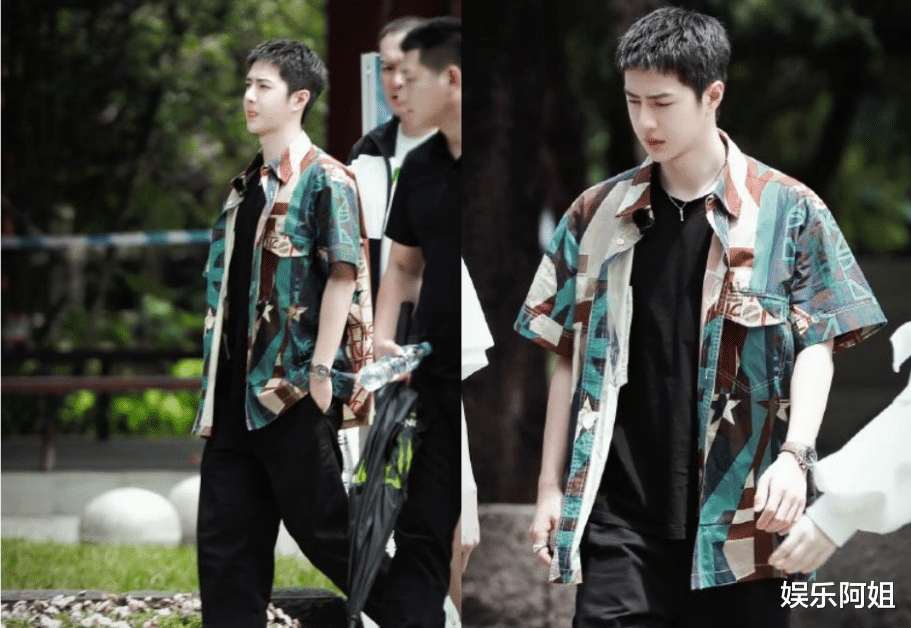 王一博|王一博新路透出炉，花衬衫显清爽帅气，烈日下紧皱眉变奶拽少年