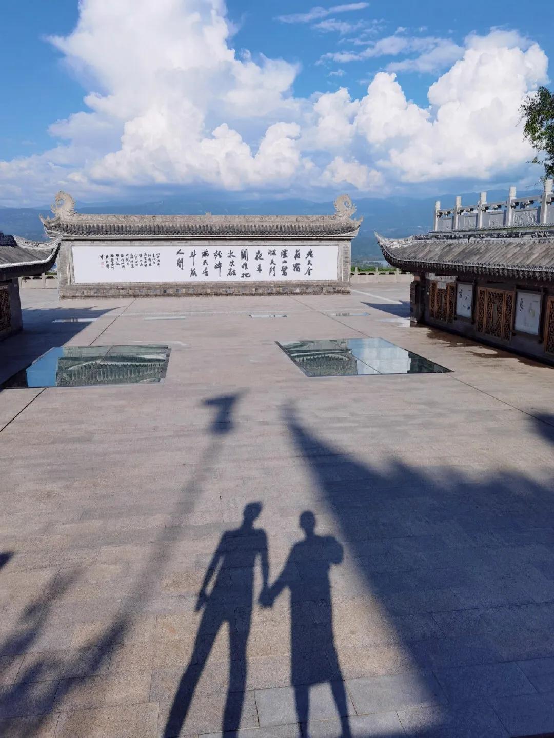 郑恺|偶遇郑恺夫妇外出用餐，苗苗笑容满面心情好，夫妻同看手机感情好