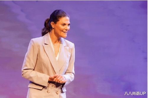 八八尚语UP|瑞典女王储出访哥特兰，五五分西服套装很干练，却无妹妹有女人味