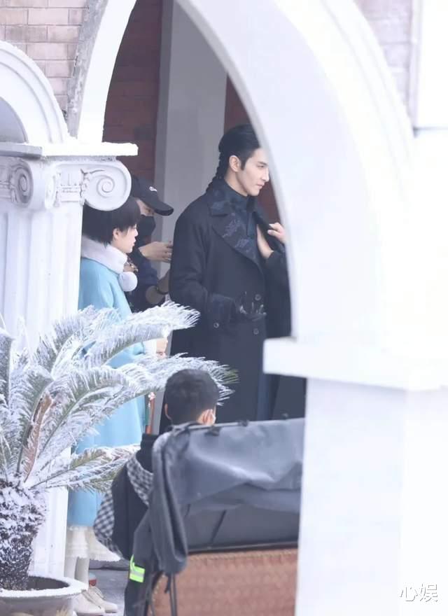 崔始源|高伟光《如月》最新路透，大背头麻花辫，上演吸血鬼爱上盲眼千金